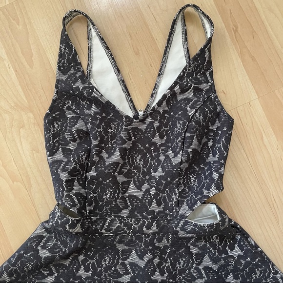 Abercrombie & Fitch Floral Cut Out Dress - Picture 6 of 9